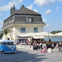 Blauer VW-Bus auf dem Rheinsteg