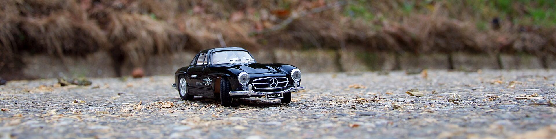 Spielzeugautoe Mercedes Benz am Strand